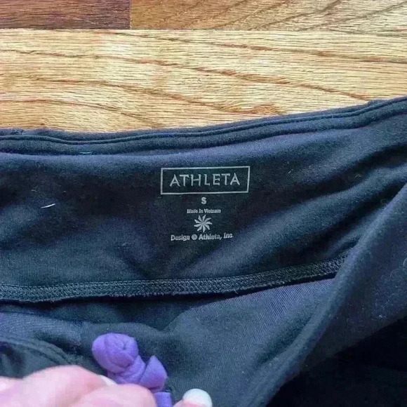 ATHLETA BALANCE WIDE CROP - BLACK  - SMALL - Picture 2 of 9